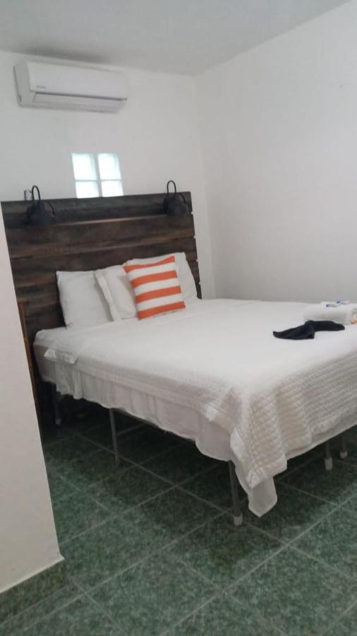 Beach Club Budget Rooms At Popeyes Caye Caulker Exterior foto