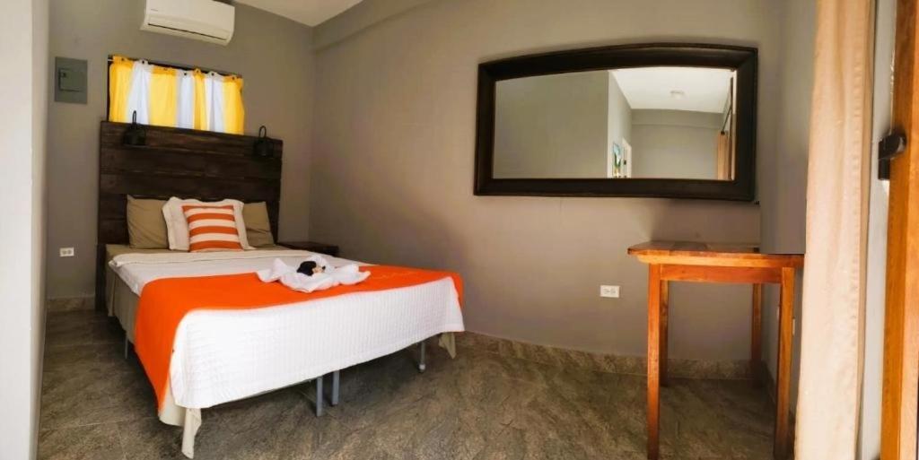 Beach Club Budget Rooms At Popeyes Caye Caulker Exterior foto
