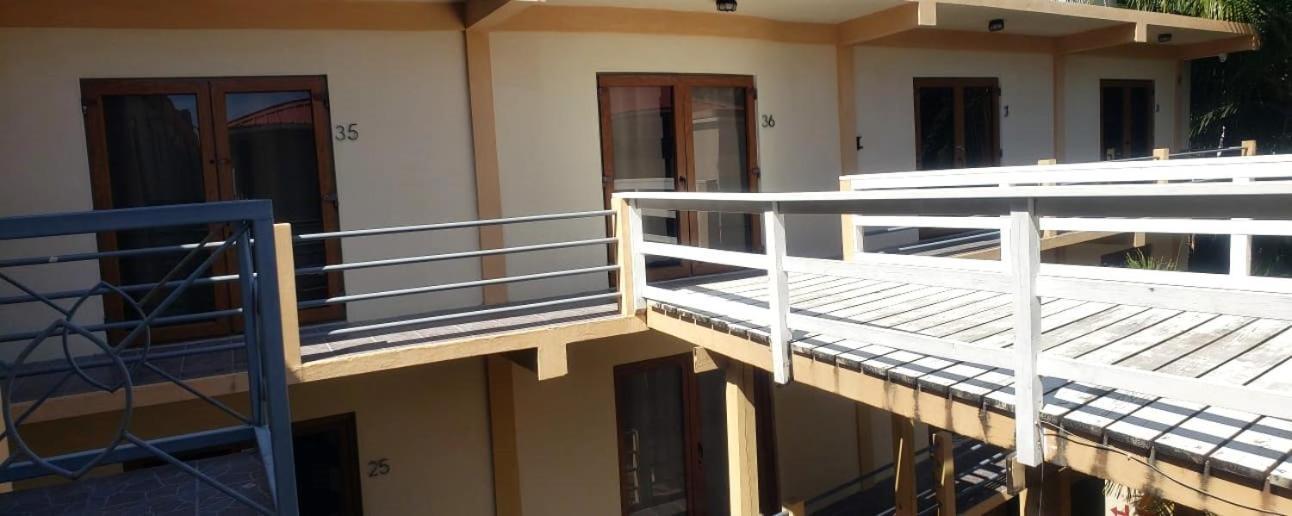 Beach Club Budget Rooms At Popeyes Caye Caulker Exterior foto