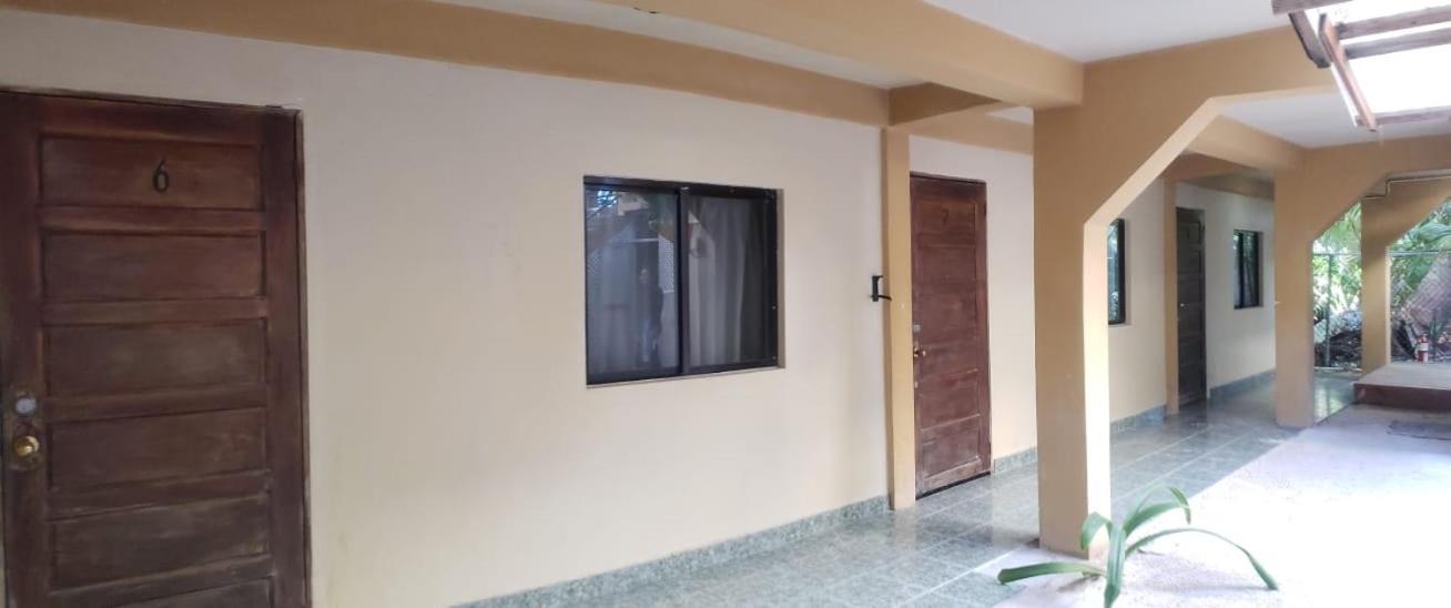 Beach Club Budget Rooms At Popeyes Caye Caulker Exterior foto
