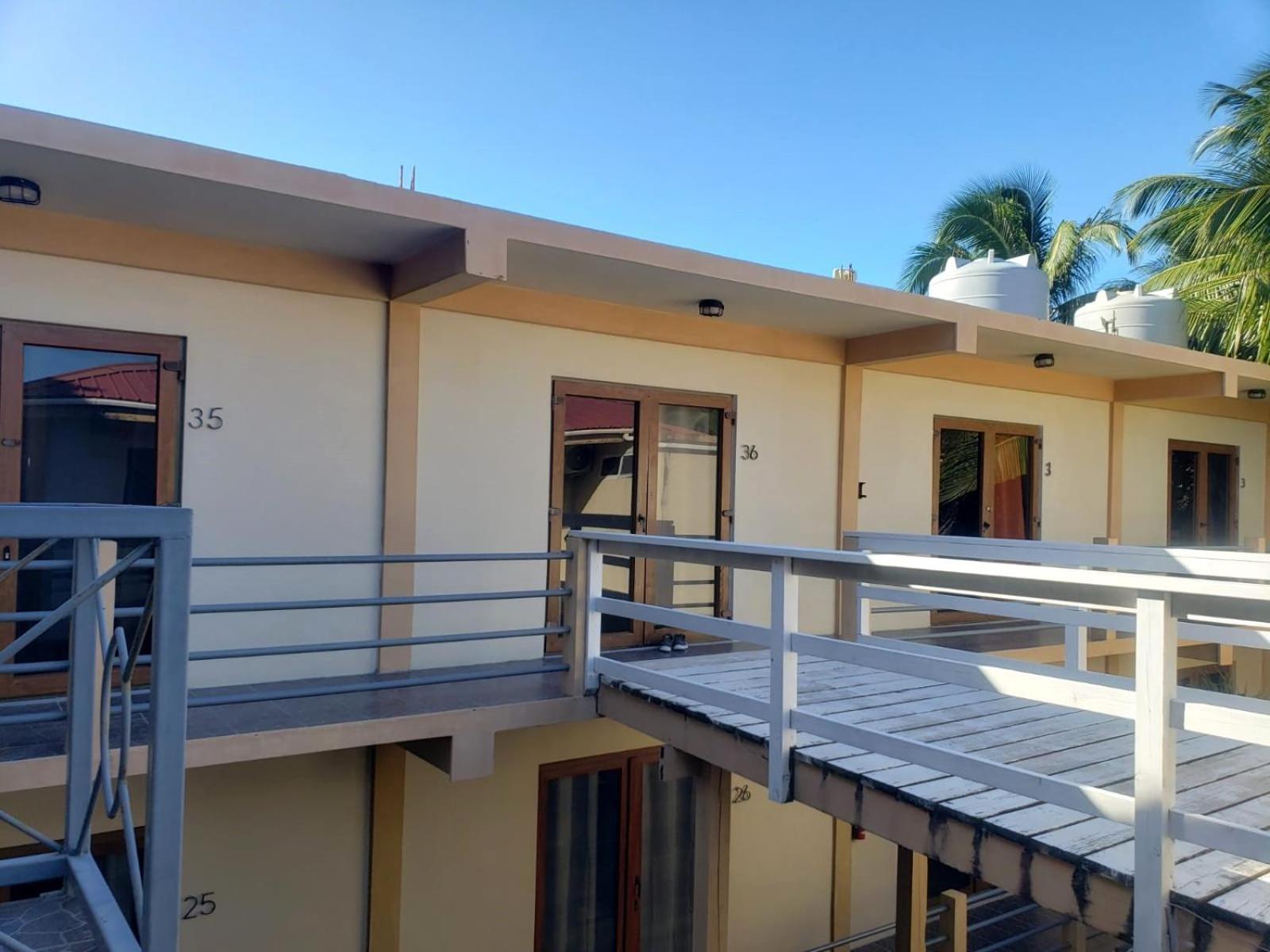 Beach Club Budget Rooms At Popeyes Caye Caulker Exterior foto