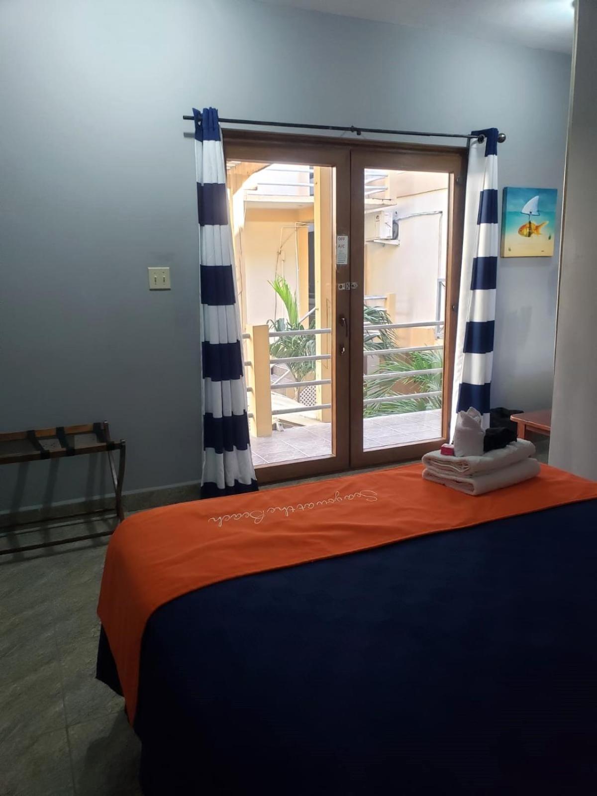 Beach Club Budget Rooms At Popeyes Caye Caulker Exterior foto