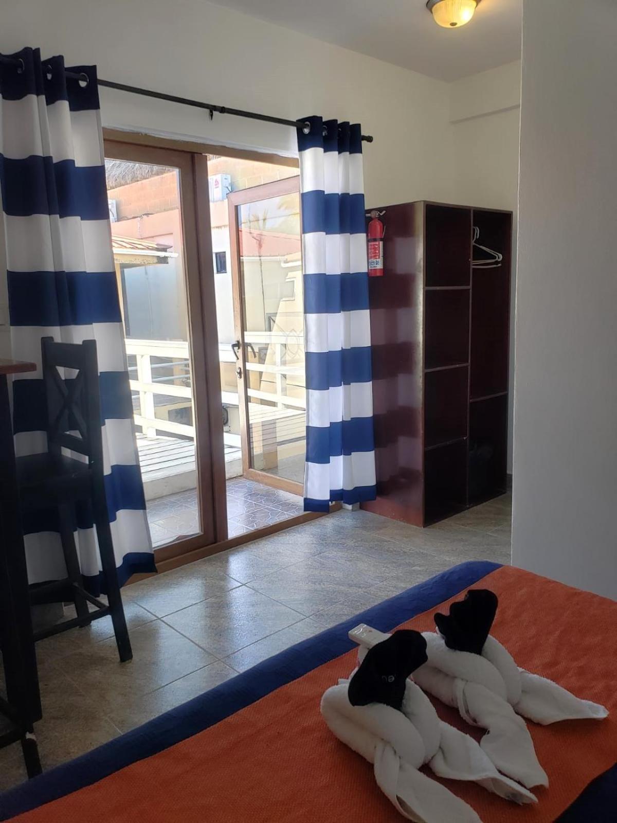 Beach Club Budget Rooms At Popeyes Caye Caulker Exterior foto