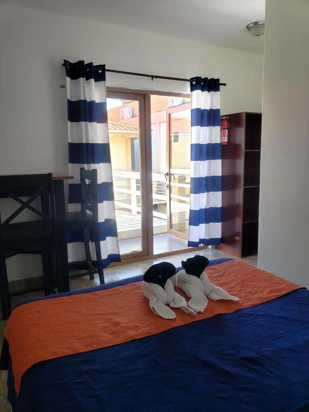 Beach Club Budget Rooms At Popeyes Caye Caulker Exterior foto