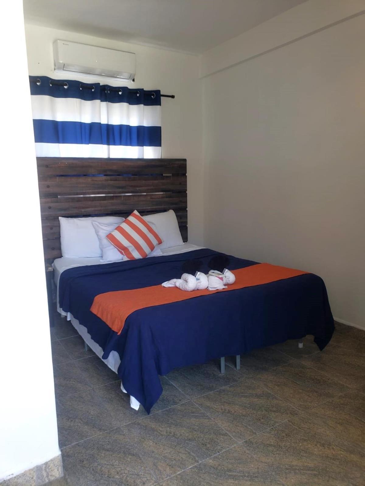 Beach Club Budget Rooms At Popeyes Caye Caulker Exterior foto