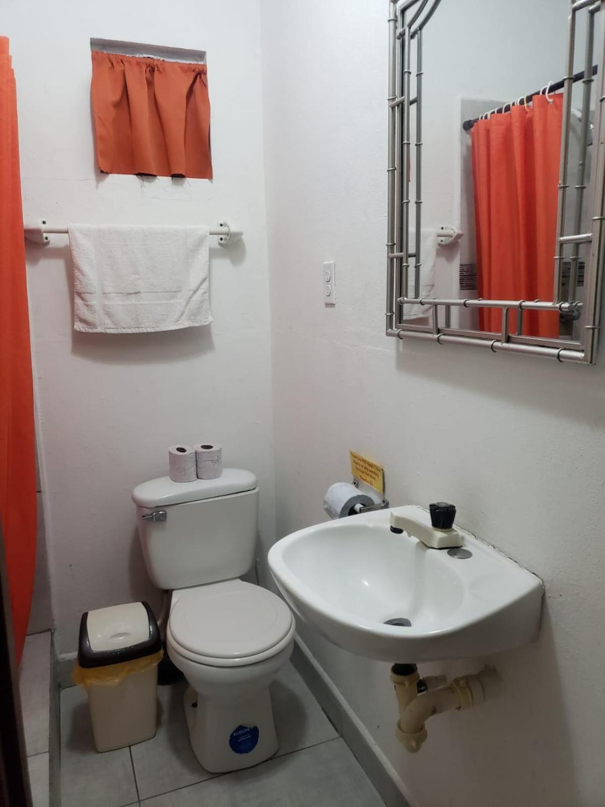 Beach Club Budget Rooms At Popeyes Caye Caulker Exterior foto